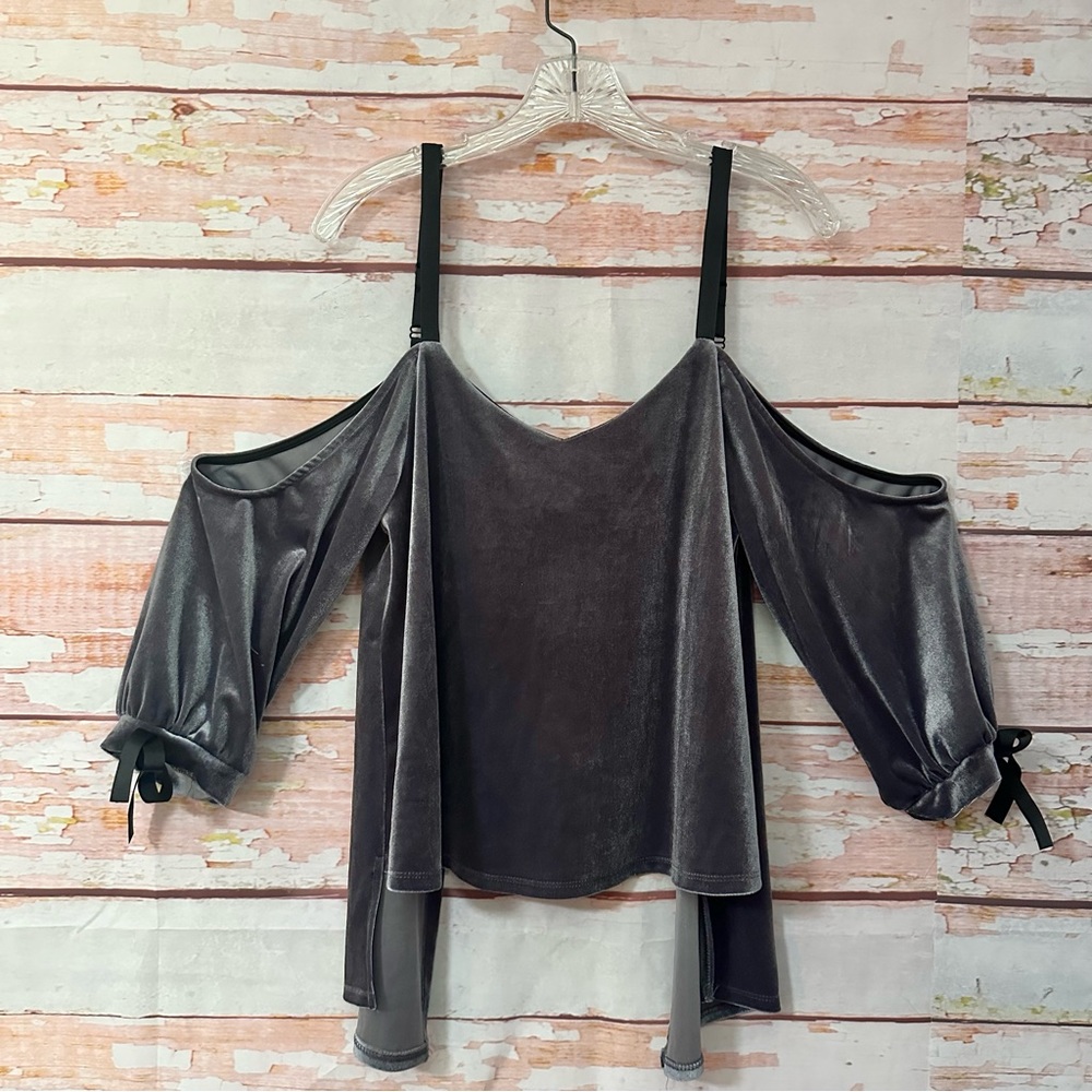 NEW Romeo + Juliet Couture Velvet Open Back Top - Picture 3 of 10